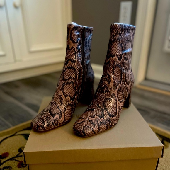 Steve Madden pink snake skin booties. Never been worn - Picture 2 of 4